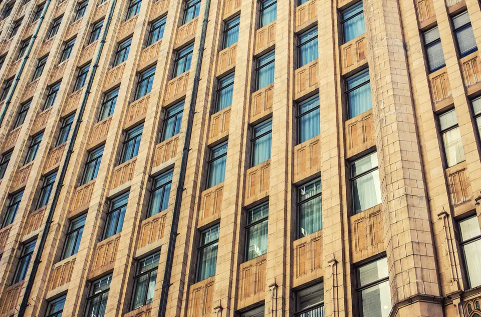 Kahverengi cepheli çok katlı bir apartmanın pencereleri